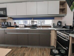 Dishwasher, cookware/dishes/utensils - Chappie's Caravan 2.0 (Rhyl)