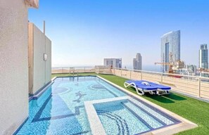 A rooftop pool with a clear view of the city skyline. - Lux Dubai Marina apt | Canal View from bed rooms (Dubai)