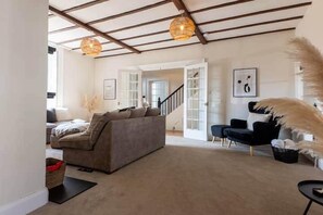 TV, fireplace - Hall Gowen, Carnforth (Carnforth)