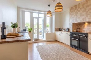 Fridge, microwave, oven, stovetop - Hall Gowen, Carnforth (Carnforth)