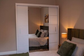 1 bedroom, iron/ironing board, WiFi, bed sheets - Links Apartment Southport (Southport)