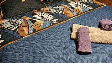 2 chambres, fer et planche à repasser, Wi-Fi, draps fournis