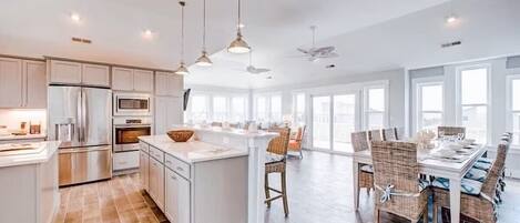 Jääkaappi, mikroaaltouuni, uuni, liesi