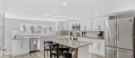 冰箱、微波炉、烤箱、炉灶