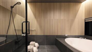 Badewanne und Dusche (separat), Haartrockner, Bademäntel, Handtücher