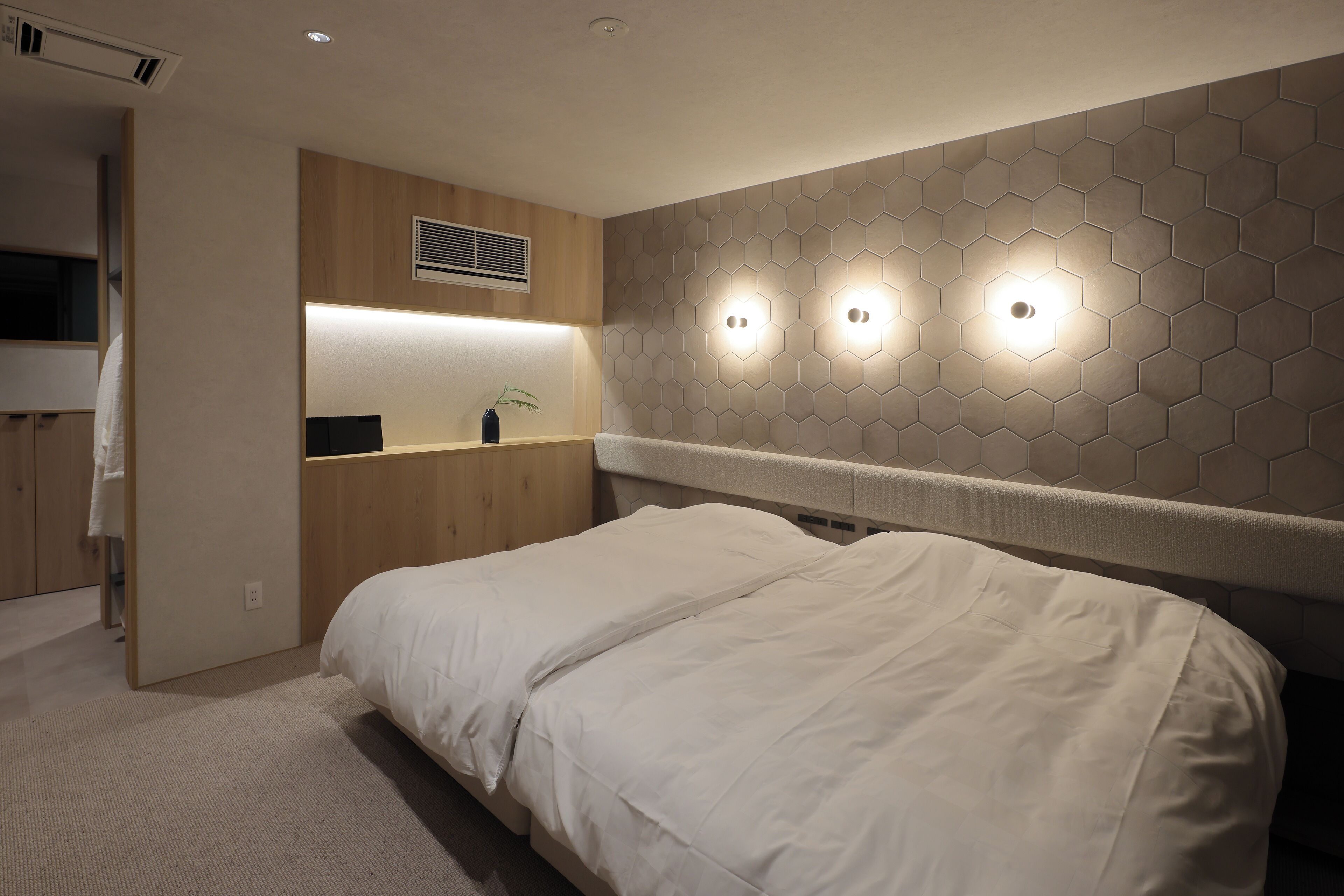 Skrivebord, skrivebord for bærbar PC, wi-fi (inkludert) og sengetøy