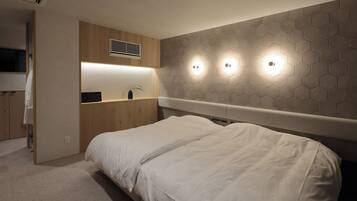 Skrivebord, skrivebord for bærbar PC, wi-fi (inkludert) og sengetøy