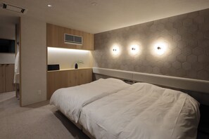 Skrivebord, skrivebord for bærbar PC, wi-fi (inkludert) og sengetøy