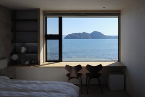 書桌、筆電工作空間、免費無線上網、床單