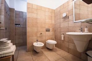 Dusche, Haartrockner, Bidet, Handtücher