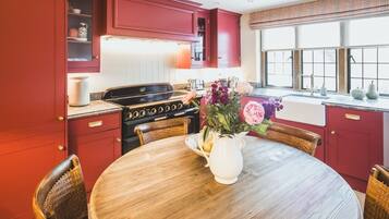 Coffee/tea maker, fridge, oven, dishwasher