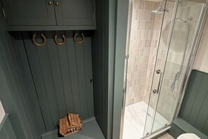 Dusche, Haartrockner, Handtücher, Seife