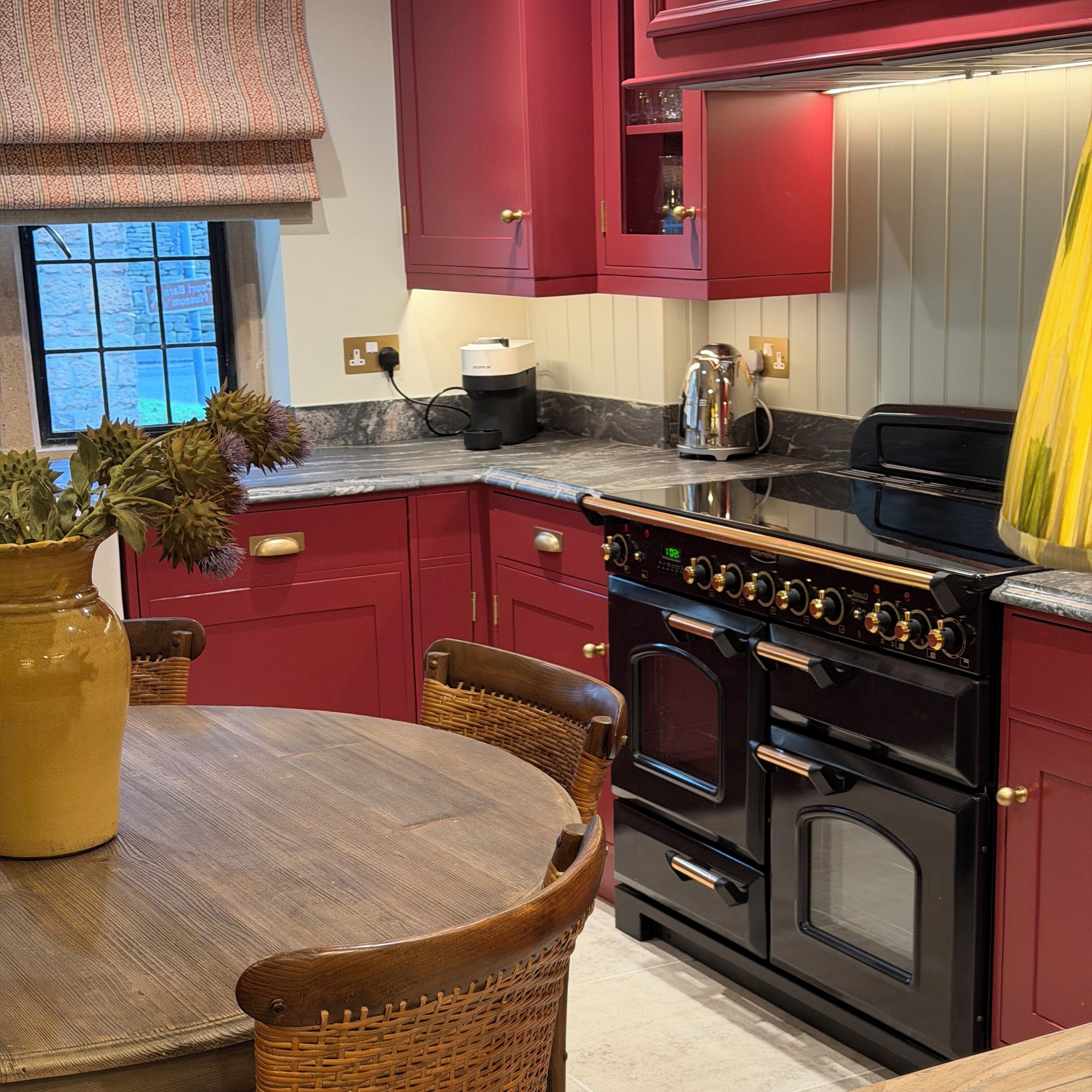 Fridge, oven, dishwasher, coffee/tea maker