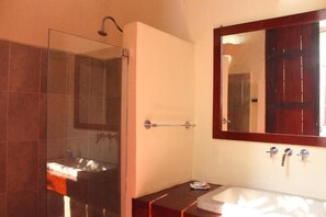 Superior Suite, Pool View | Bathroom - Casa Gaitana- Alma Hotels (Santa Marta)