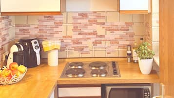 Jääkaappi, mikroaaltouuni, kahvin-/teenkeitin, vedenkeitin