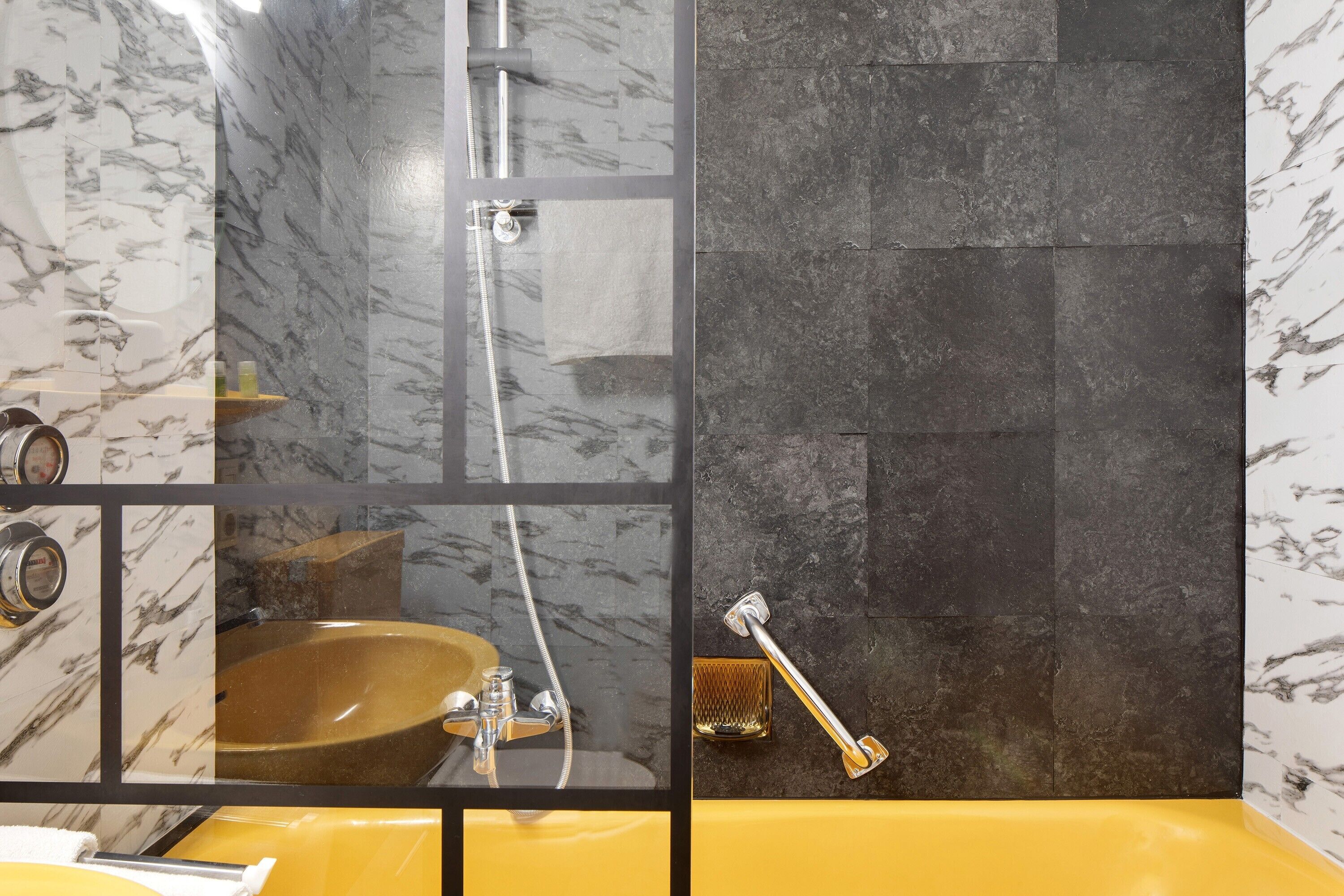 Dusche, Haartrockner, Handtücher