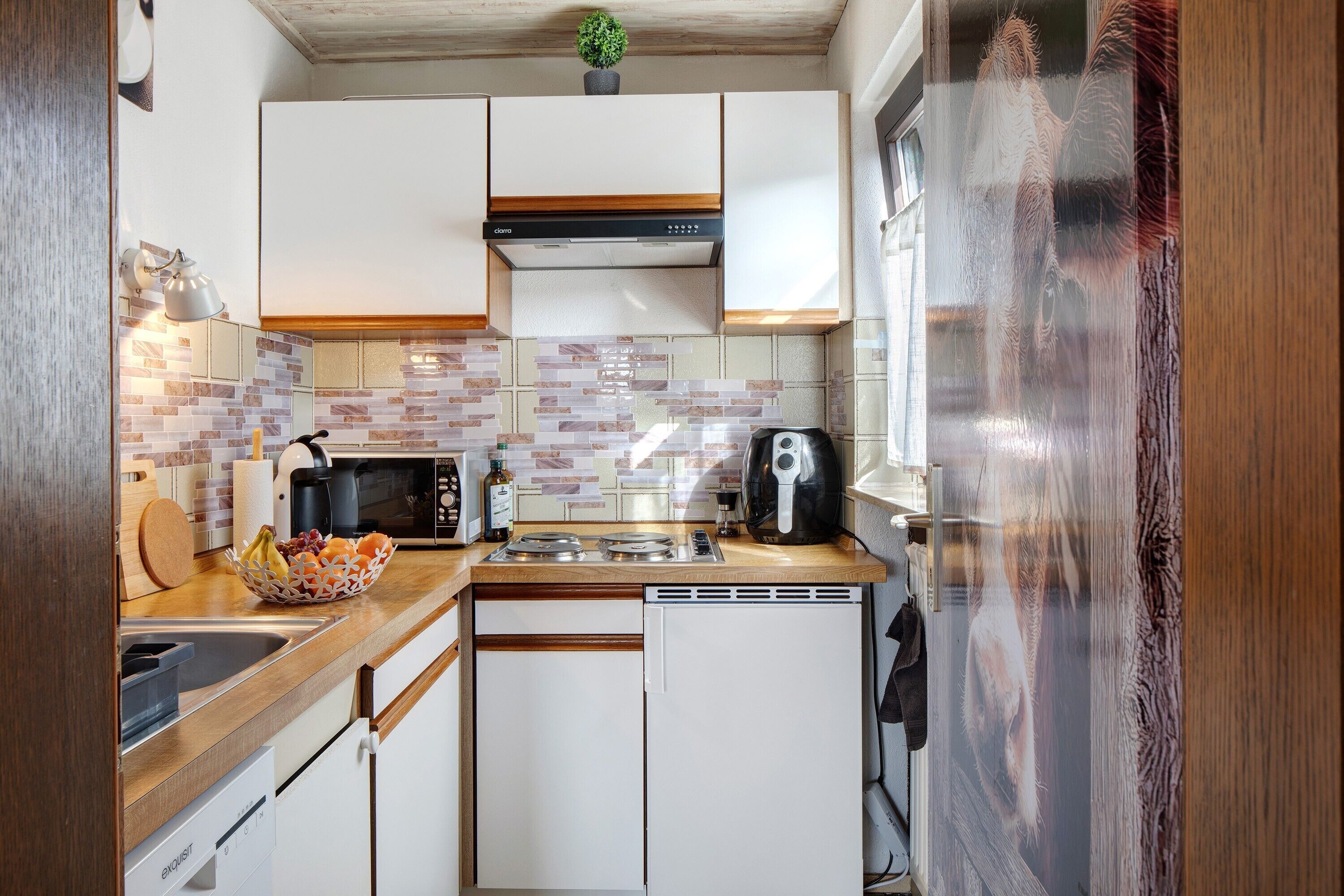 Kühlschrank, Mikrowelle, Wasserkocher mit Kaffee-/Teezubehör