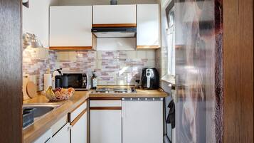 Kühlschrank, Mikrowelle, Wasserkocher mit Kaffee-/Teezubehör