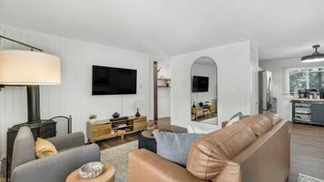 Smart TV, fireplace
