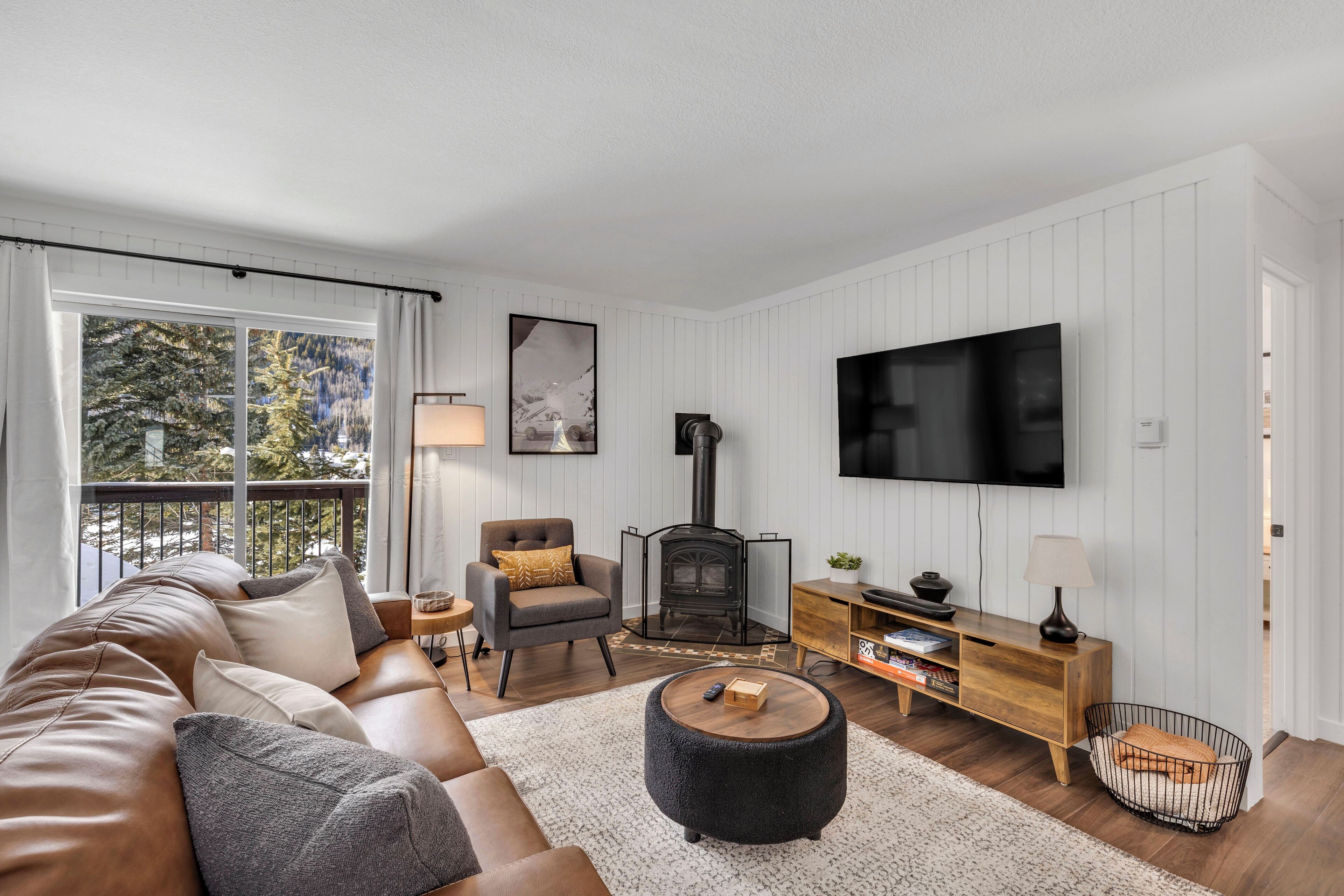 Smart TV, fireplace