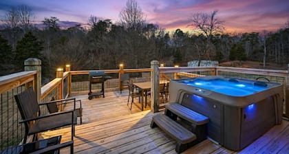 Sunshine Cottage: Hot Tub, Game Room, Grill, MORE!