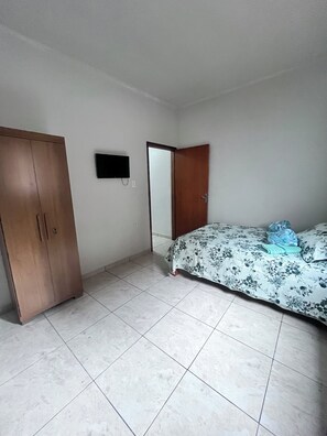 Iron/ironing board, internet, bed sheets - Light and comfort at home with air conditioning in steps. (Passos)