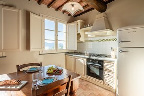 Fridge, oven, coffee/tea maker, electric kettle - Il Melograno Apartment with Swimming Pool (Capannori)