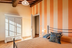 2 bedrooms, iron/ironing board, travel cot, free WiFi - Il Melograno Apartment with Swimming Pool (Capannori)