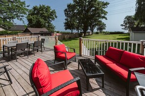Outdoor dining - Private Luxury Lakefront Retreat | FirePit, Large Backyard | Stunning Lake Views (Hamilton)