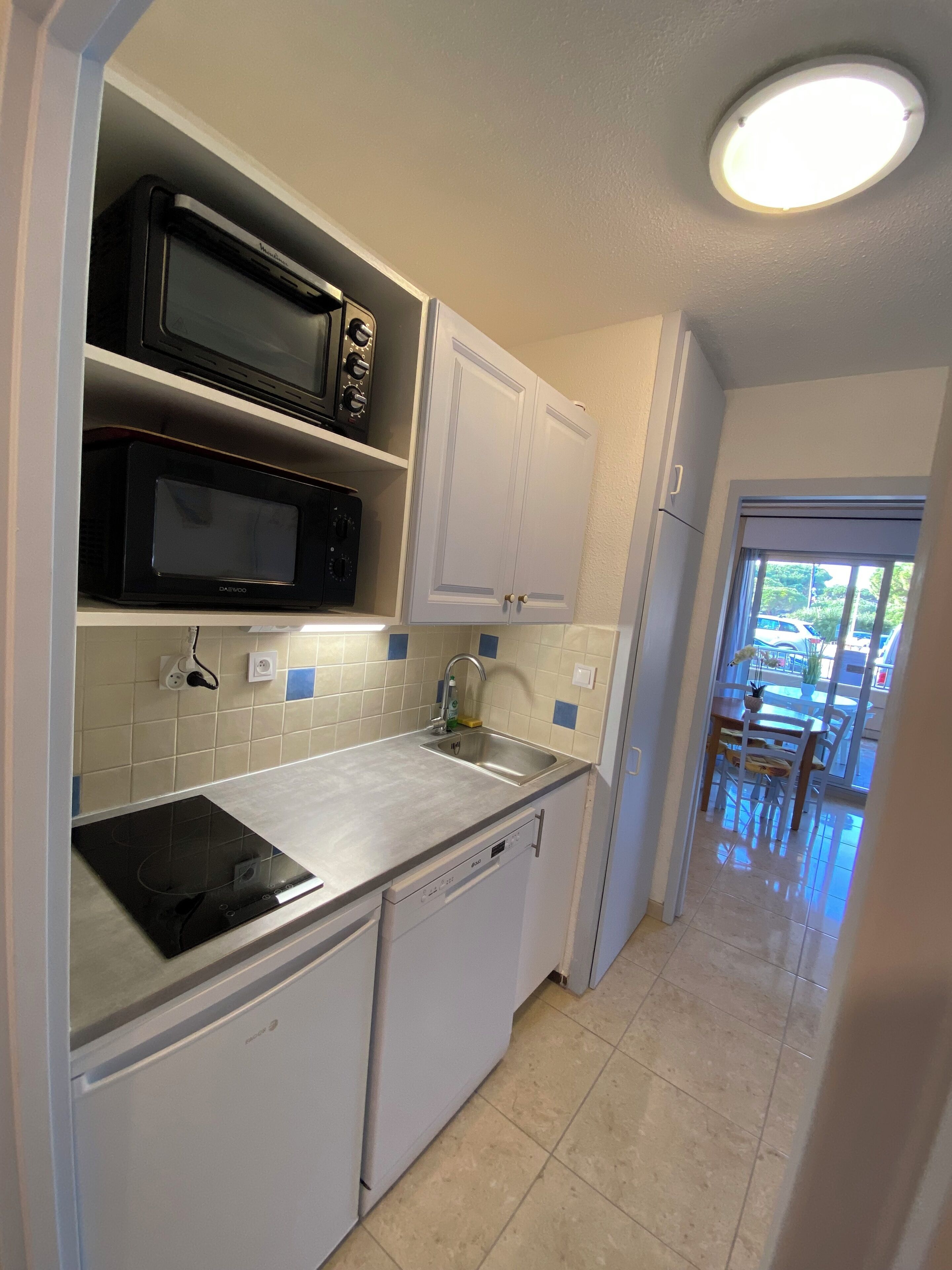 Frigorífico, microondas, horno y placa de cocina