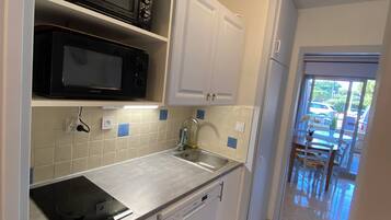 Frigorífico, microondas, horno y placa de cocina