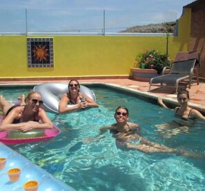 Una piscina al aire libre