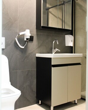 Dusche, Haartrockner, Handtücher, Seife