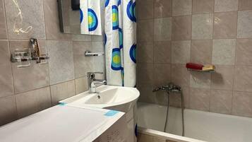 Doccia, vasca idromassaggio, asciugacapelli, asciugamani