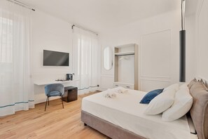 Superior Room | Desk, laptop workspace, soundproofing, iron/ironing board - Nelli Rooms - Via XXIV Maggio (La Spezia)