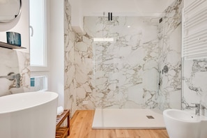 Camera Comfort | Bagno | Asciugacapelli, bidet, asciugamani, sapone