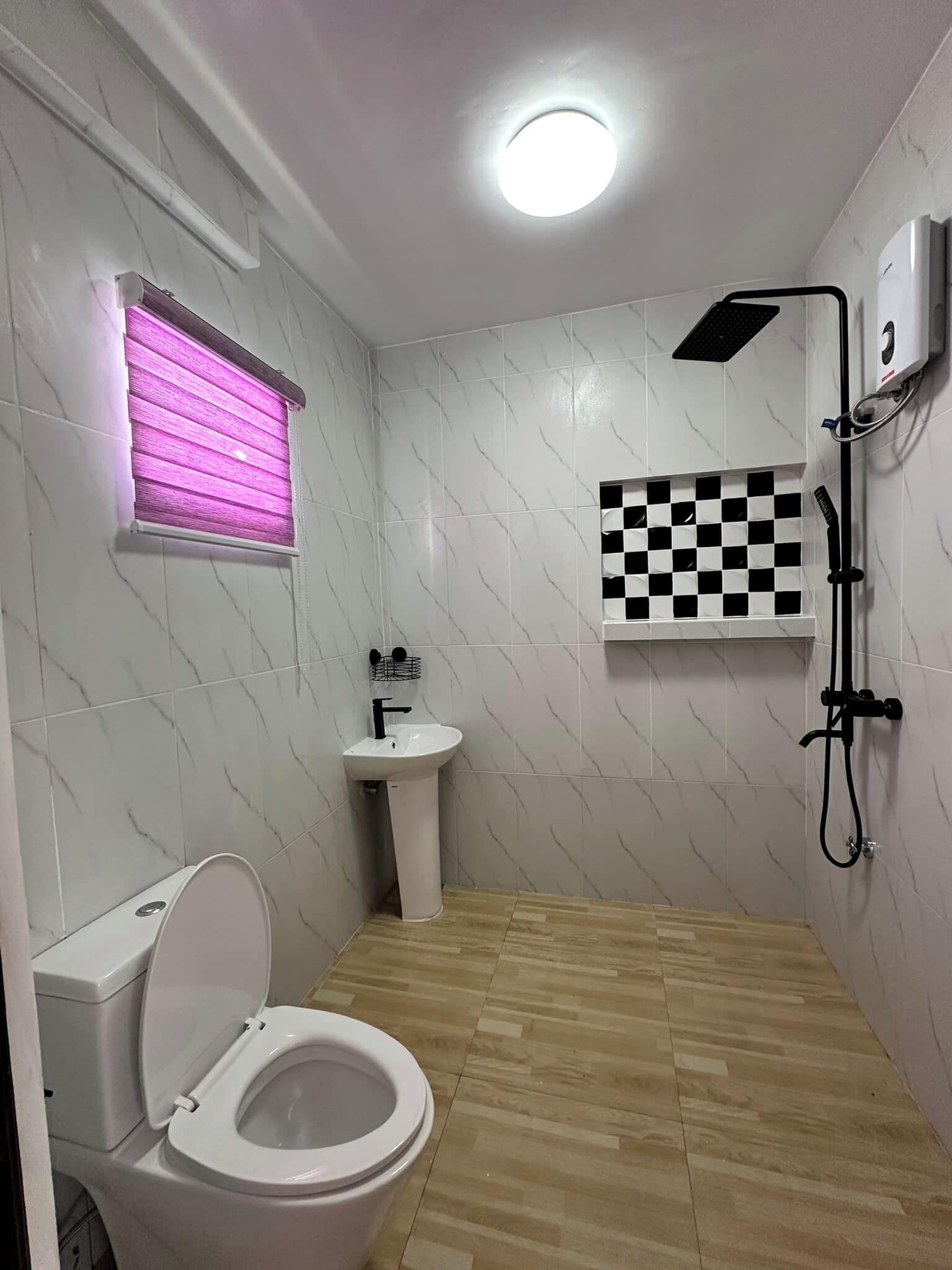 Bidet, Handtücher, Seife, Toilettenpapier