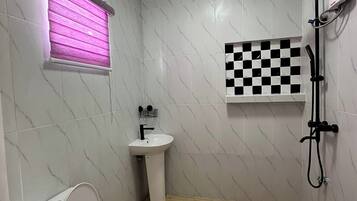 Bidet, Handtücher, Seife, Toilettenpapier