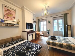 3 bedrooms, iron/ironing board, WiFi, bed sheets - Zen Rustic House & Private Backyard in Toulouse Hyper Center (Toulouse)