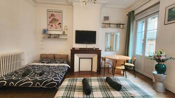 Een strijkplank/strijkijzer, wifi, beddengoed