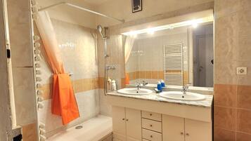 Een douche, een haardroger, handdoeken, zeep