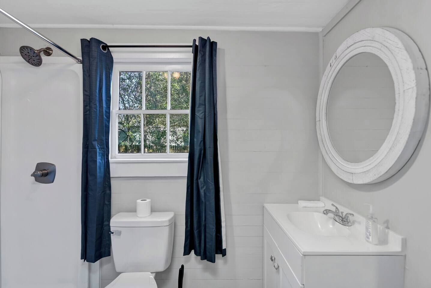 Dusche, Handtücher, Toilettenpapier