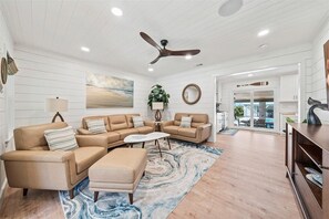 Smart TV, stereo - Private Pool + Backyard + Steps to the Beach (Cocoa Beach)