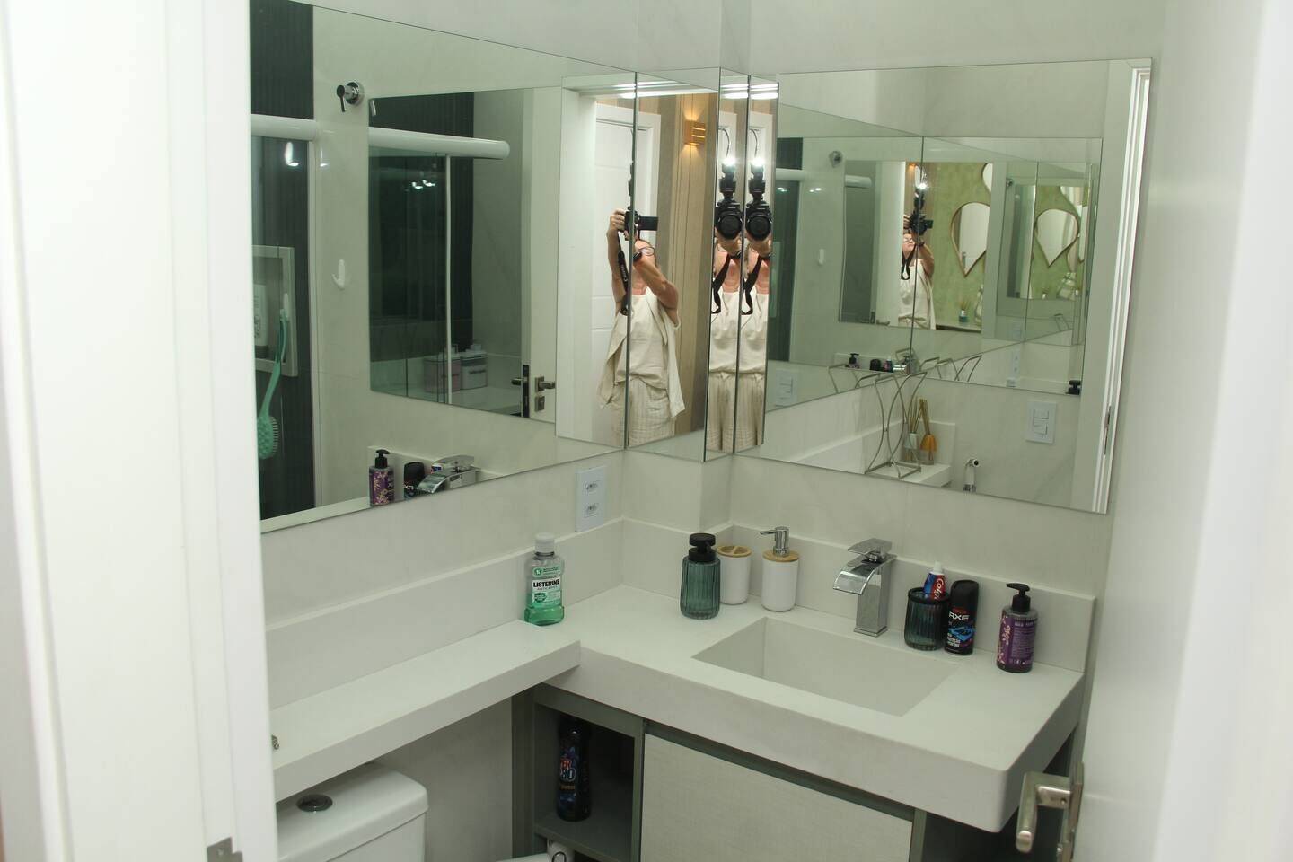 Chuveiro, secador de cabelo, toalhas de banho, sabonete