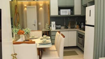 Geladeira, micro-ondas, fogão, cooktop