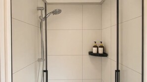 Dusche, Haartrockner, Handtücher, Seife