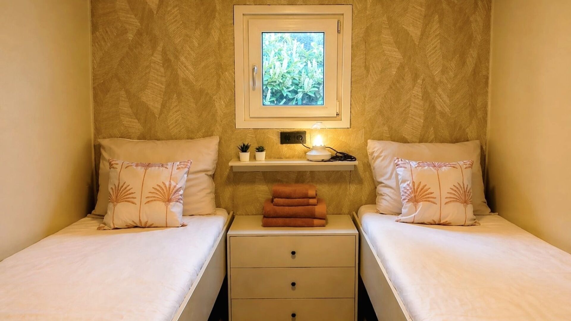 2 bedrooms, travel cot, free WiFi, bed sheets