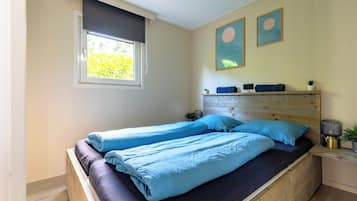 2 bedrooms, travel crib, free WiFi, bed sheets