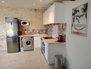 Fridge, microwave, oven, stovetop - A little pied-à-terre in Marennes (Marennes-Hiers-Brouage)