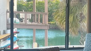 Et værelse med udsigt til en pool og en balkon.